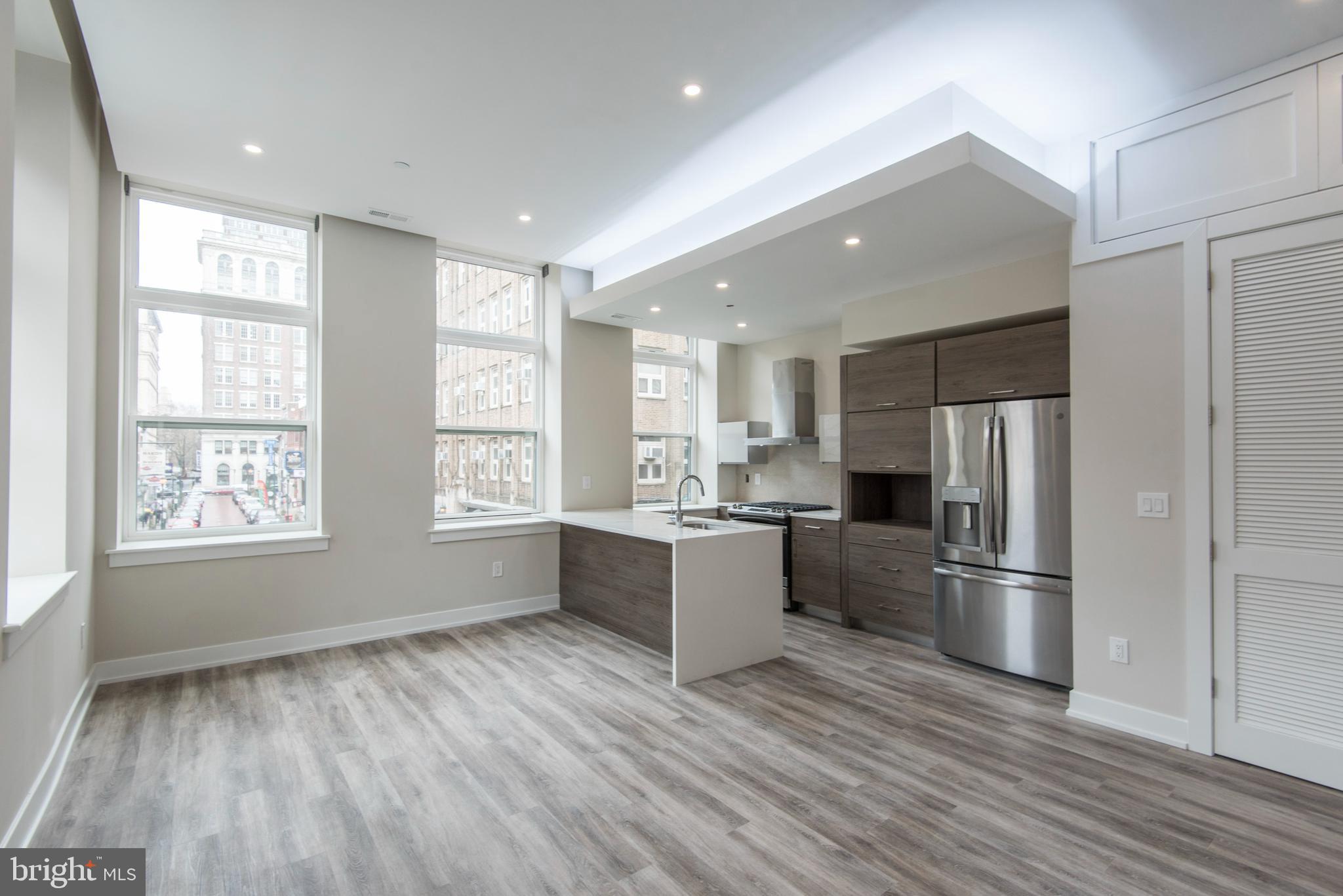 802 Sansom Street, Unit 402 Philadelphia, PA 19107 - Photo 3 of 8