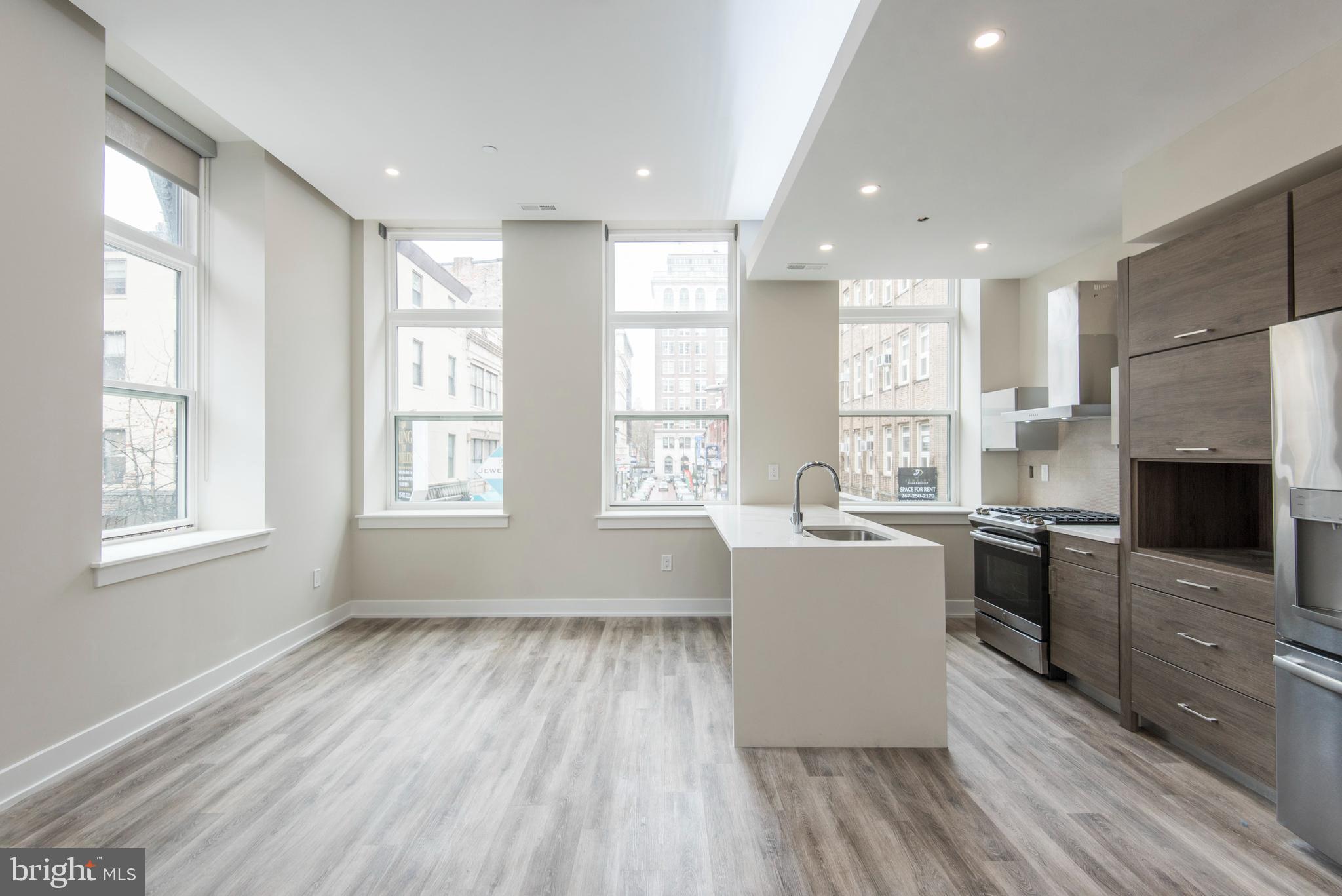 802 Sansom Street, Unit 402 Philadelphia, PA 19107 - Photo 4 of 8