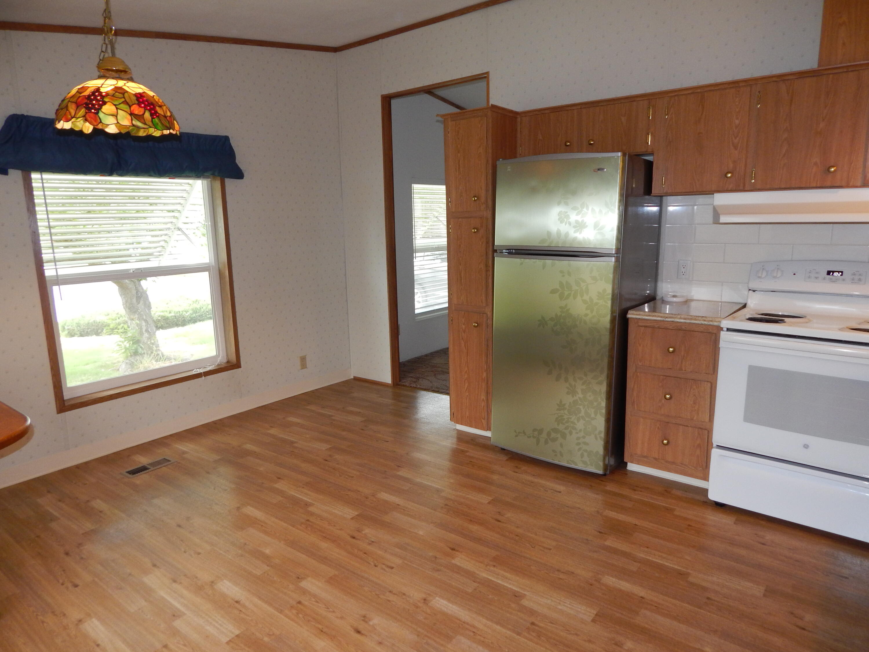 255 Colver Road, Unit 98 Talent, OR 97540 - Photo 9 of 26 Kitchen/dining area