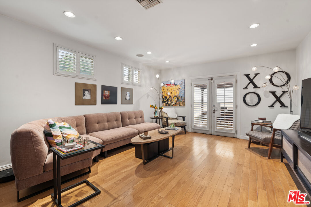 7817 Naylor Avenue Los Angeles, CA 90045 - Photo 2 of 11