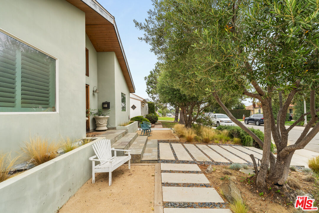 7817 Naylor Avenue Los Angeles, CA 90045 - Photo 7 of 11