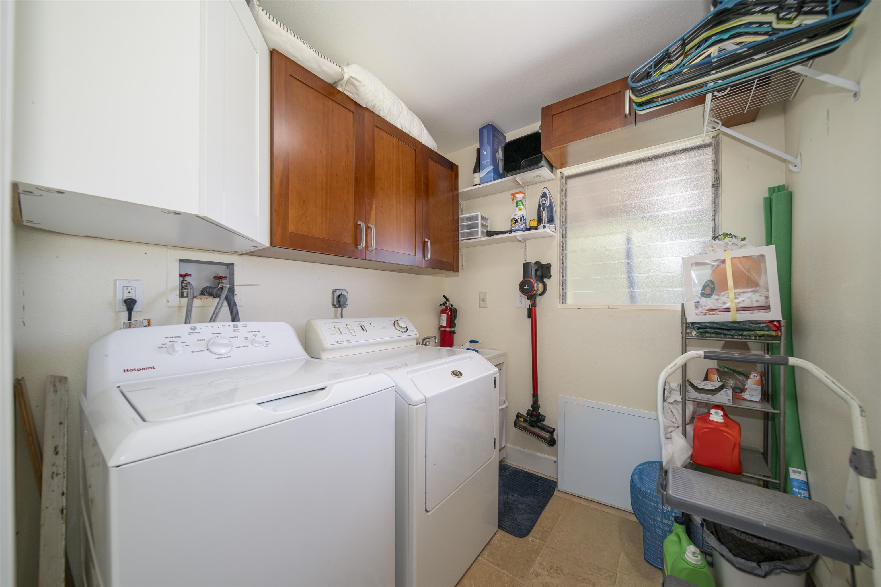 4996 Lower Honoapiilani Road Lahaina, HI 96761 - Photo 19 of 37 a utility room with dryer and washer