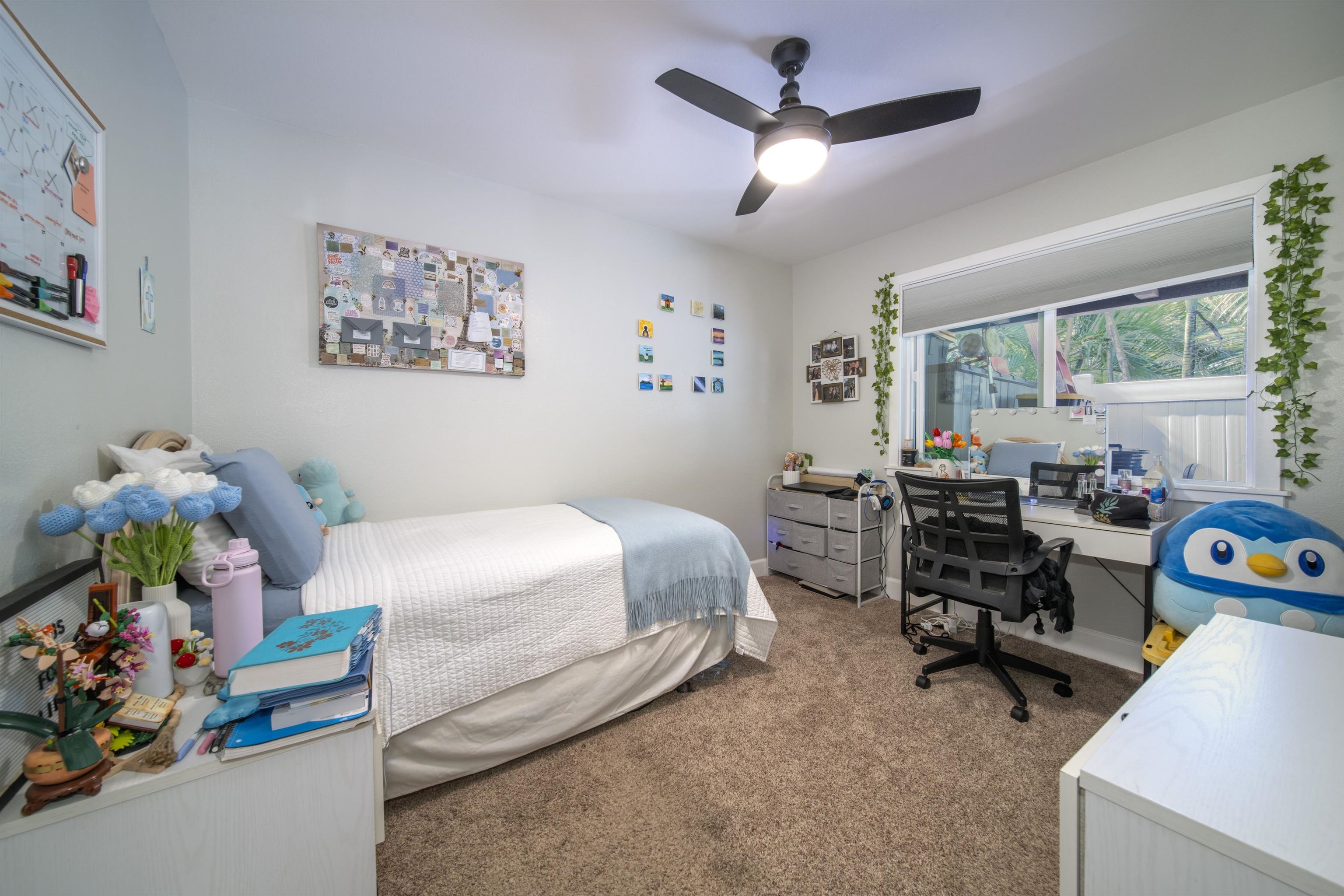 4996 Lower Honoapiilani Road Lahaina, HI 96761 - Photo 29 of 37 a bedroom that has a bed and a chair in it