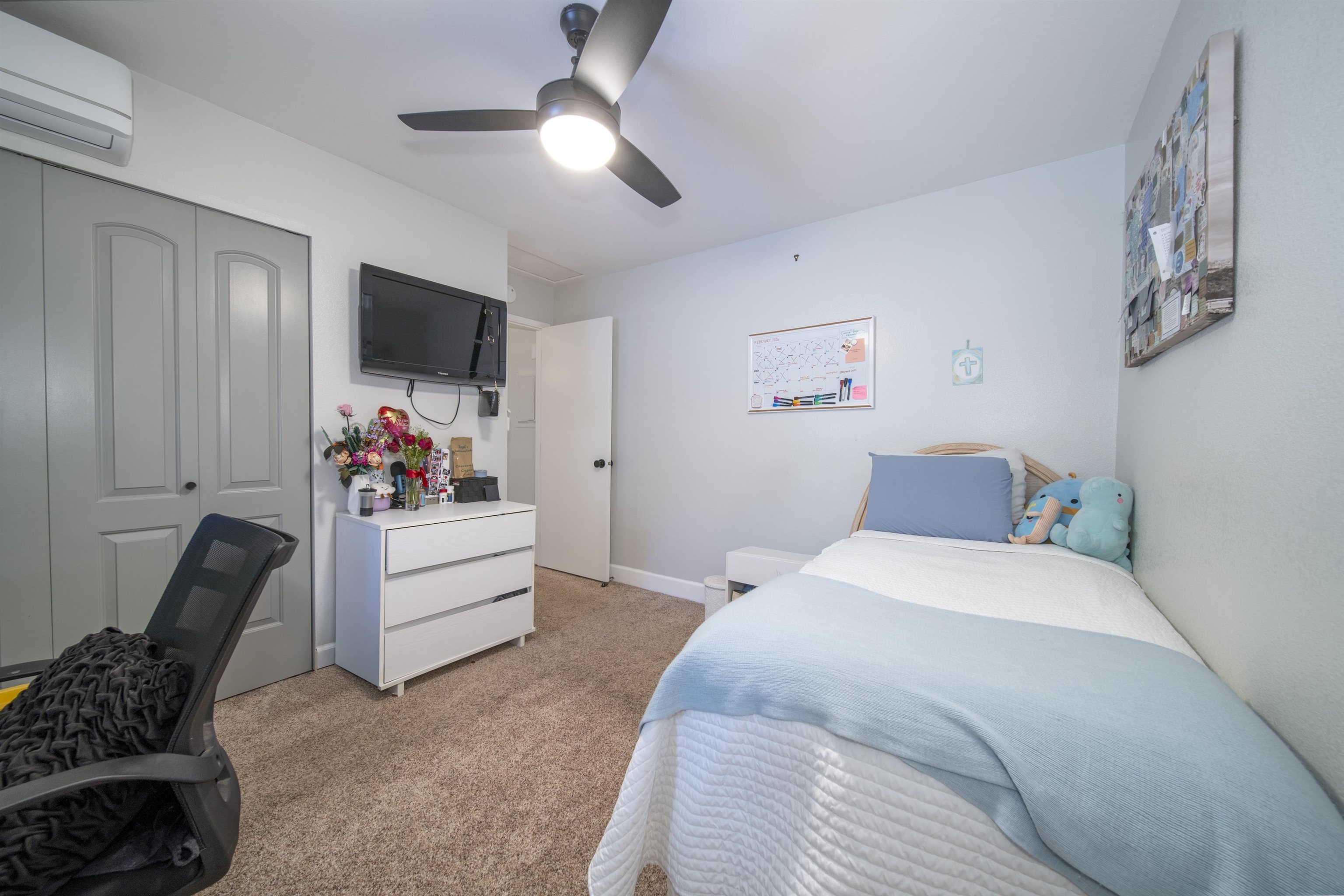 4996 Lower Honoapiilani Road Lahaina, HI 96761 - Photo 30 of 37 a bedroom with a bed and a flat screen tv