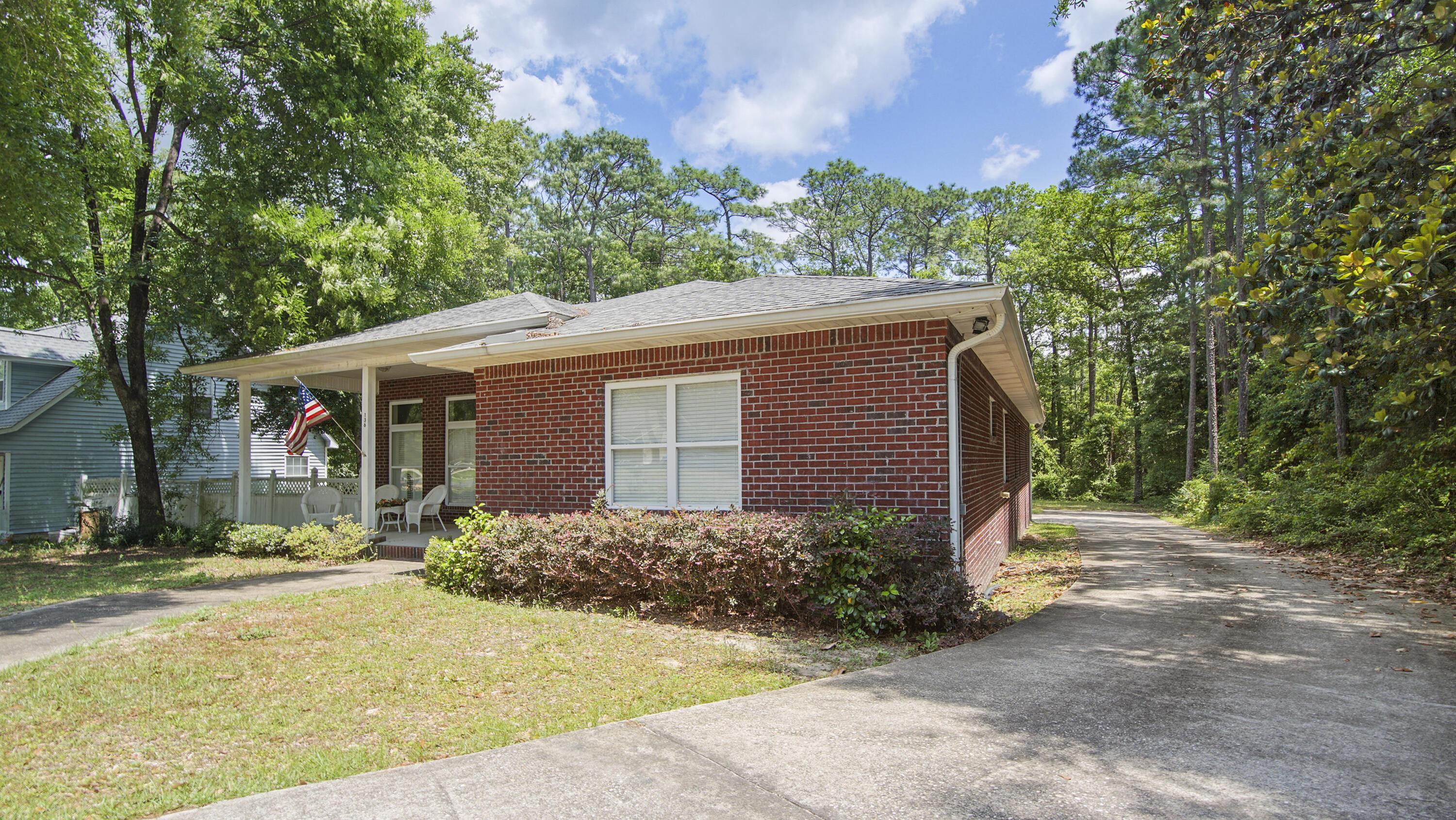 136 Country Manor Road DeFuniak Springs, FL 32435 - Photo 4 of 30 DSC00945