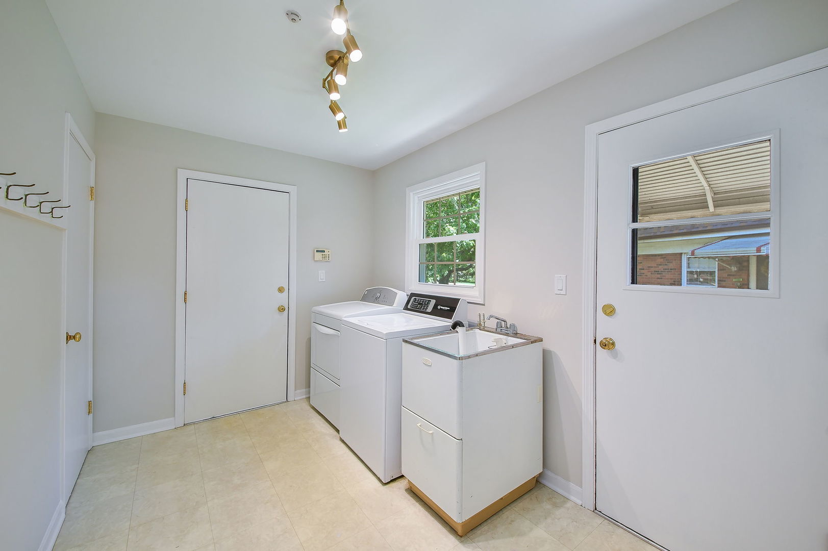 541 Williamsburg Road Glen Ellyn, IL 60137 - Photo 30 of 45 a view of utility room with washer and dryer