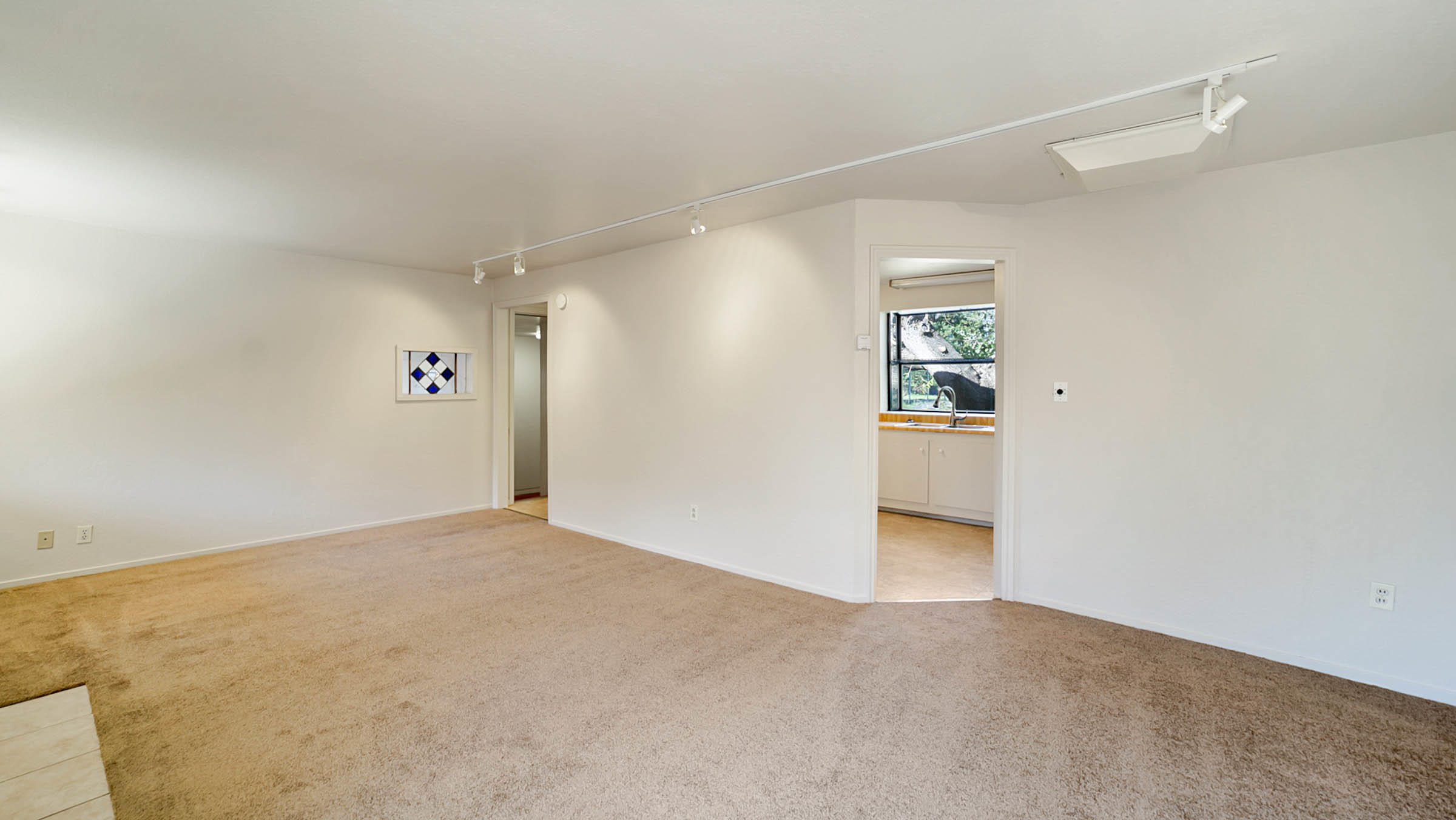 468 Rio Street Redding, CA 96001 - Photo 8 of 33 Living Room