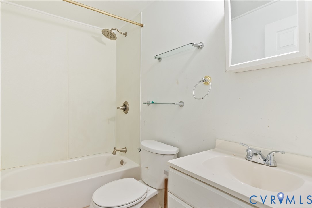 20786 Beaver Dam Road Beaverdam, VA 23015 - Photo 14 of 23 Bathroom featuring bathing tub / shower combinatio