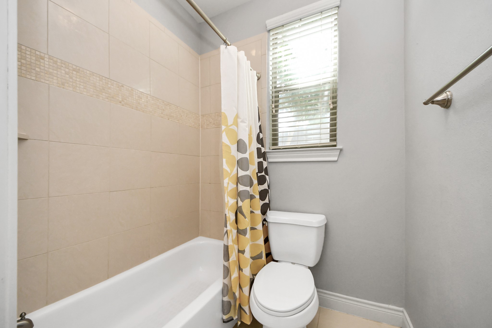 3422 Center Street Houston, TX 77007 - Photo 19 of 27 First floor guest room has en suite tub/shower combo.