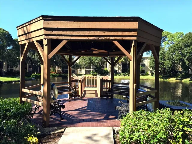 a view of sitting area with porch