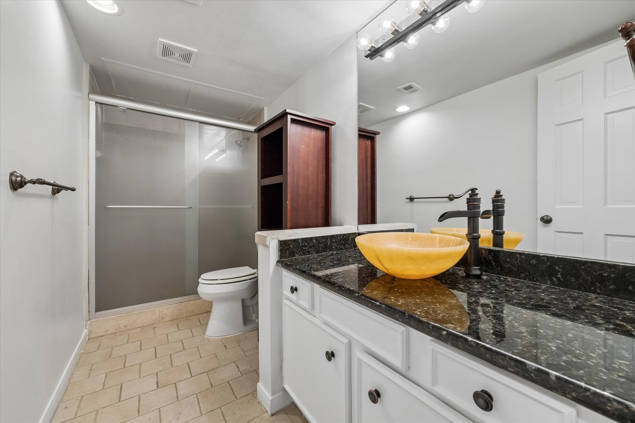 2230 South Piney Point Road, Unit 103 Houston, TX 77063 - Photo 22 of 28 Large, FULL guest bathroom!