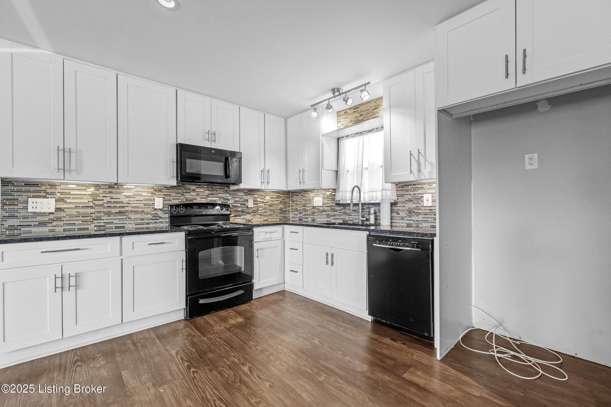 4531 Sandhill Road Louisville, KY 40219 - Photo 10 of 37 dsc08534