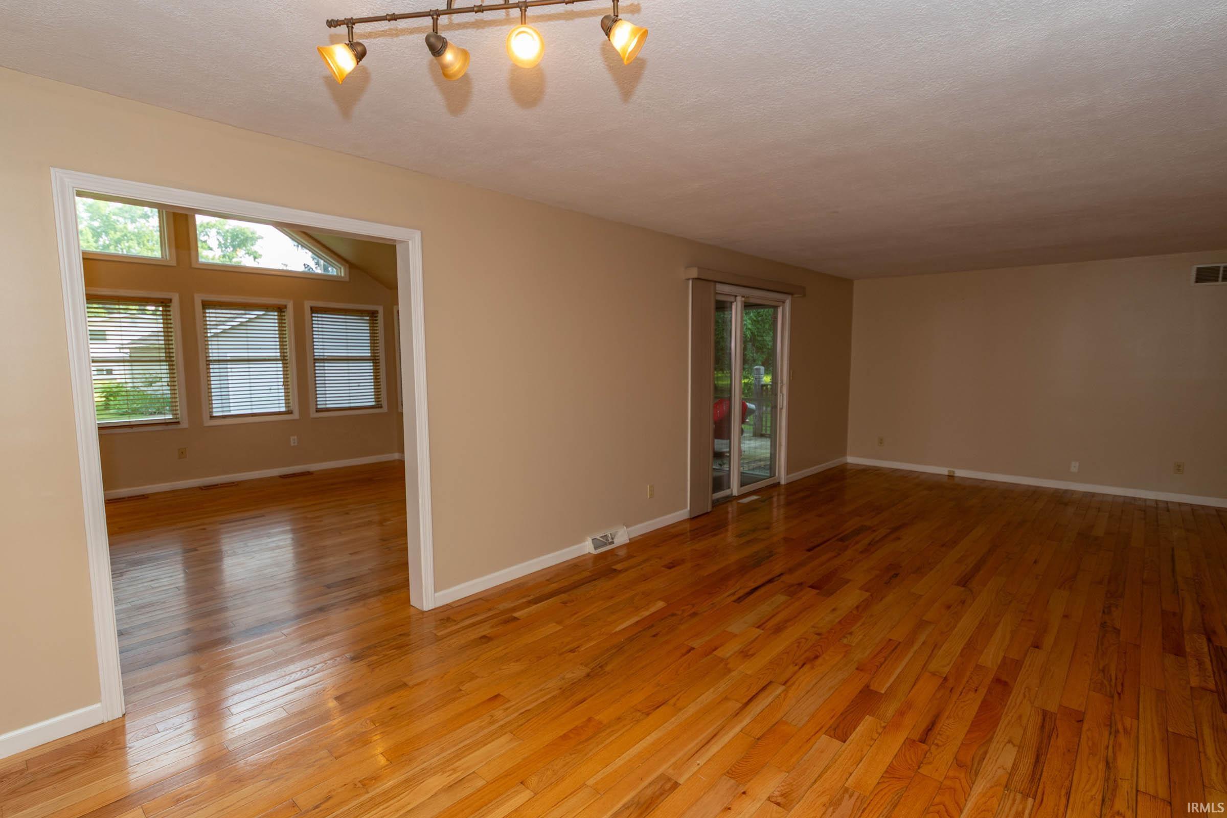 18633 Cleveland Road South Bend, IN 46637 - Photo 4 of 36 Gallery Image 4
