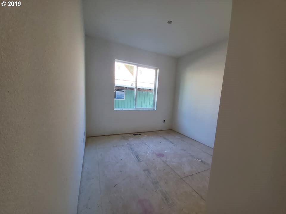 1060 6th Street Gervais, OR 97026 - Photo 7 of 30 an empty room with a window