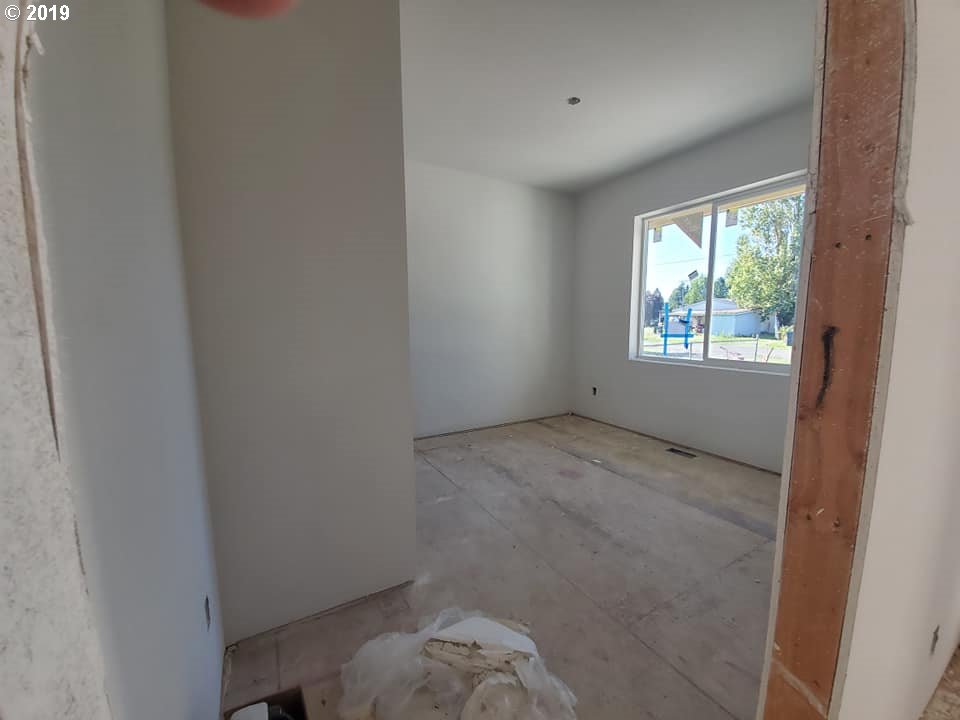 1060 6th Street Gervais, OR 97026 - Photo 8 of 30 a view of room with window