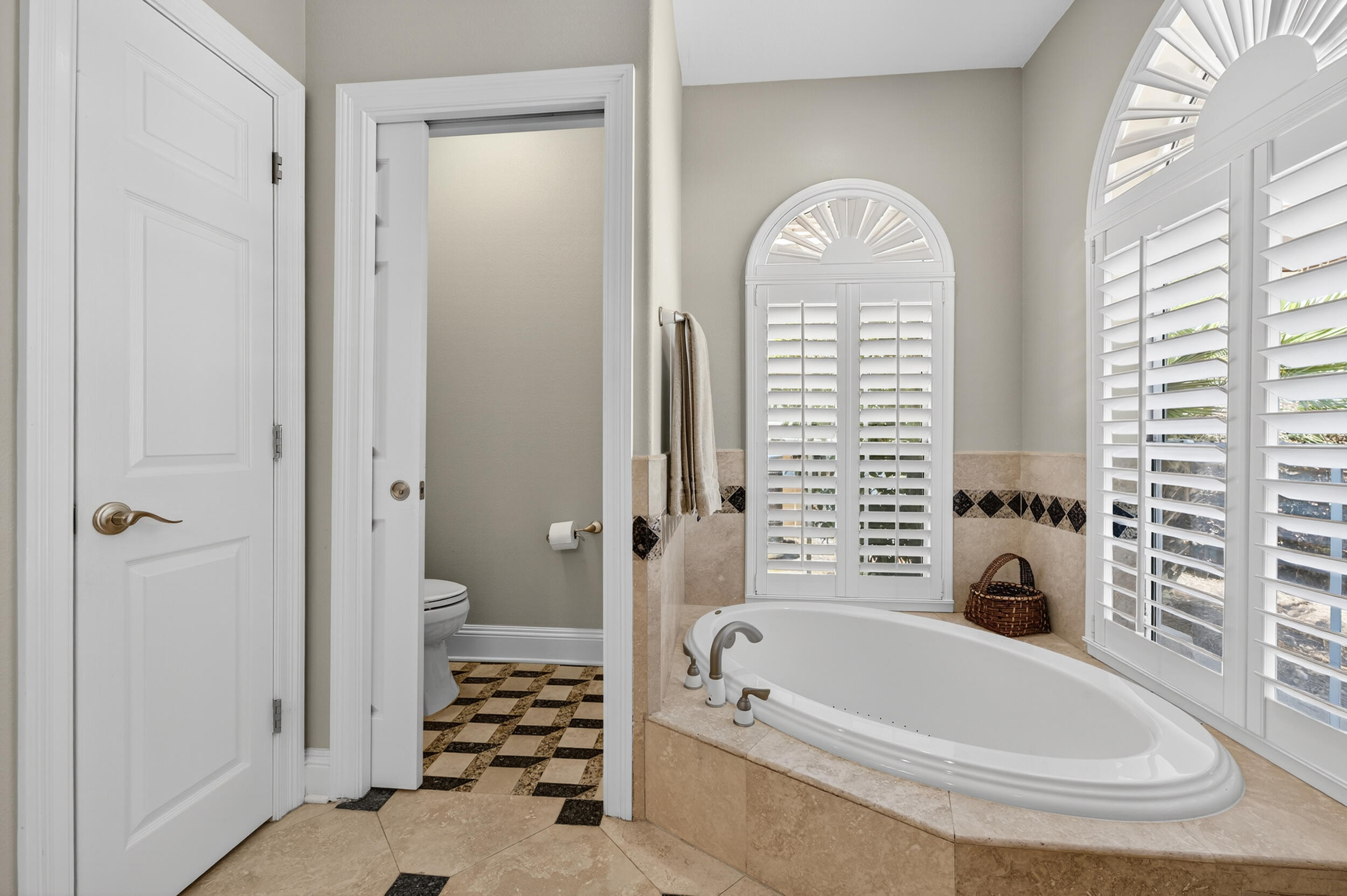 298 Ketch Court Destin, FL 32541 - Photo 40 of 79 a bathroom with a tub a sink and a window