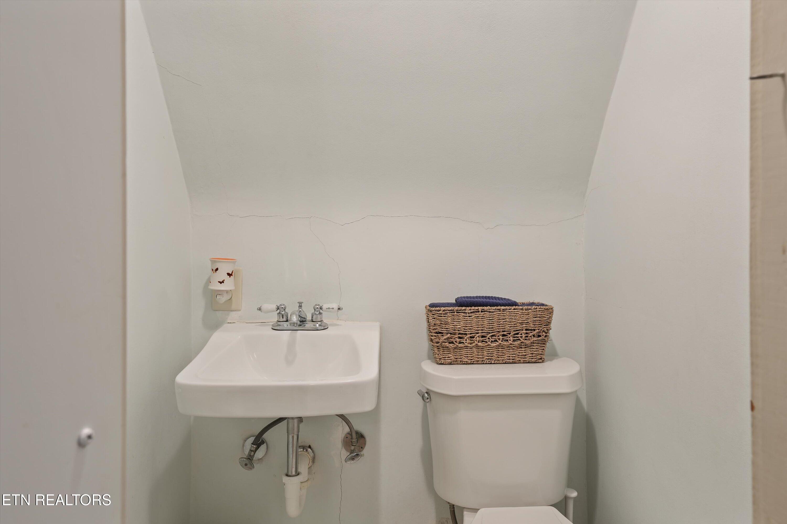 3107 Maloney Road Knoxville, TN 37920 - Photo 22 of 35 Half Bathroom
