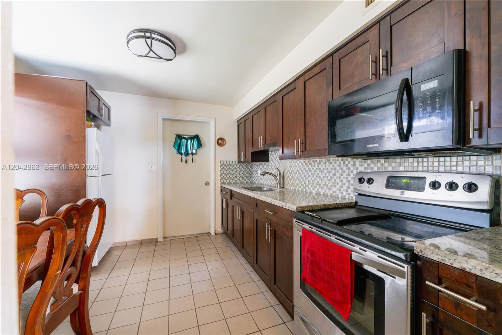 9265 Southwest 38th Street Miami, FL 33165 - Photo 3 of 18