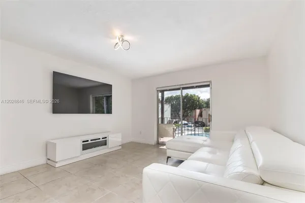$2,100 | 10748 North Kendall Drive, Unit N22, Miami, FL 33176