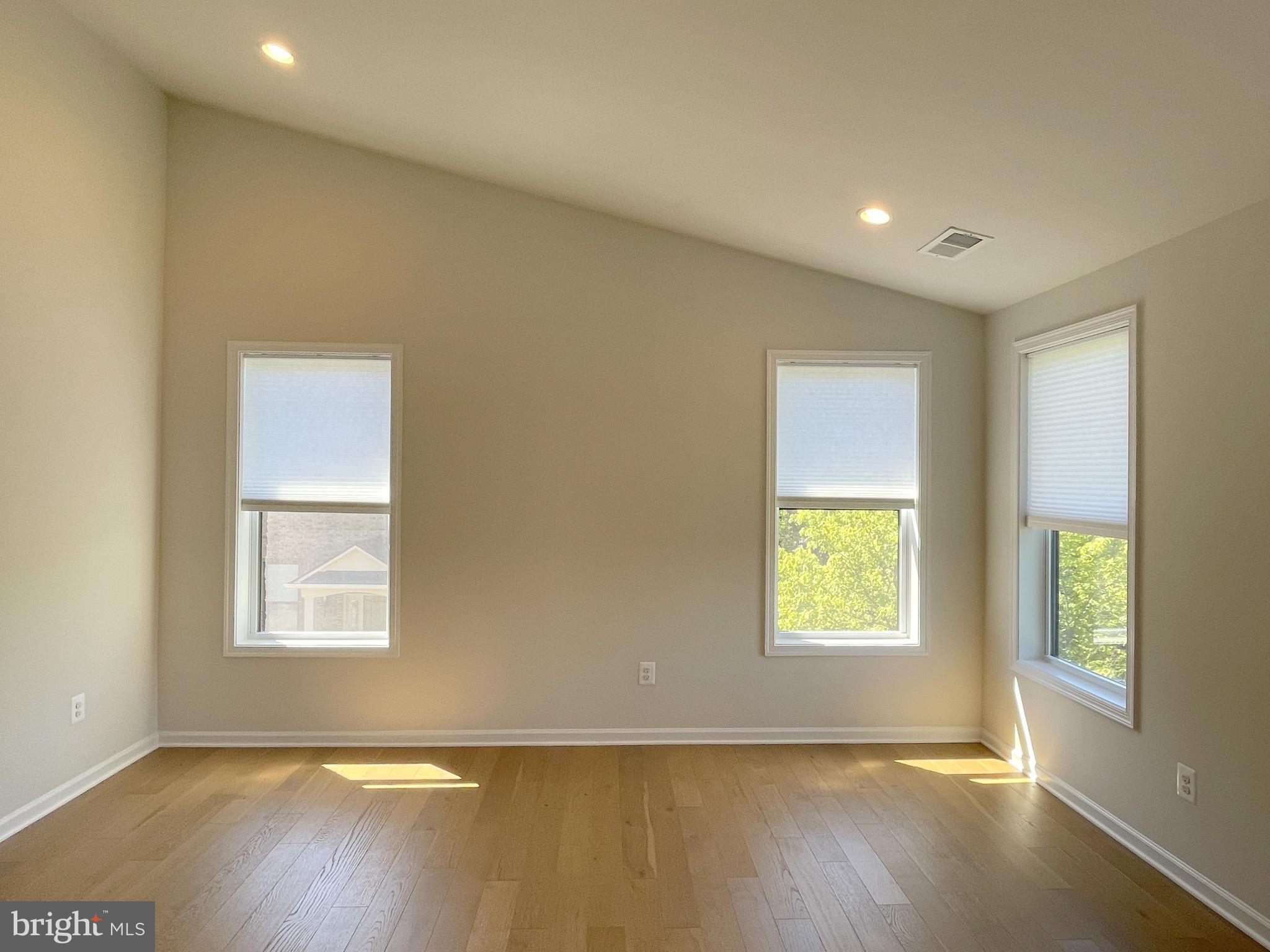 22507 Windsor Locks Square Ashburn, VA 20148 - Photo 19 of 49 22507 Windsor Locks Sq Master Bedroom