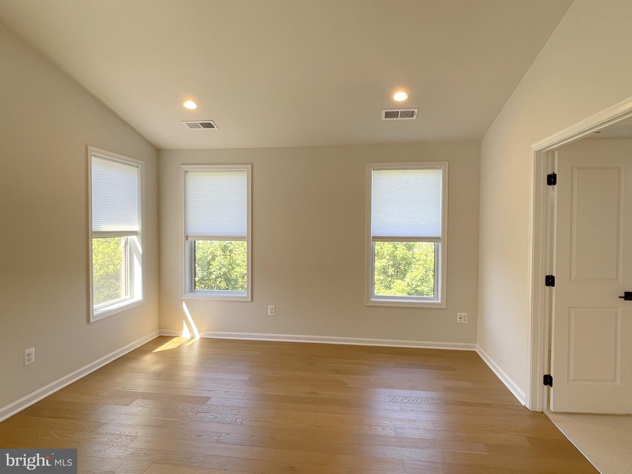 22507 Windsor Locks Square Ashburn, VA 20148 - Photo 20 of 49 22507 Windsor Locks Sq Master Bedroom