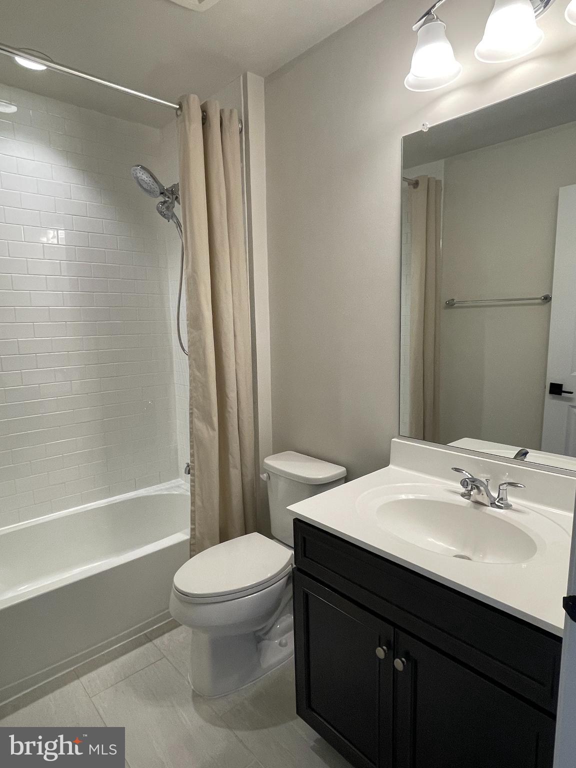 22507 Windsor Locks Square Ashburn, VA 20148 - Photo 31 of 49 22507 Windsor Locks Sq Upper Level Hall Bath