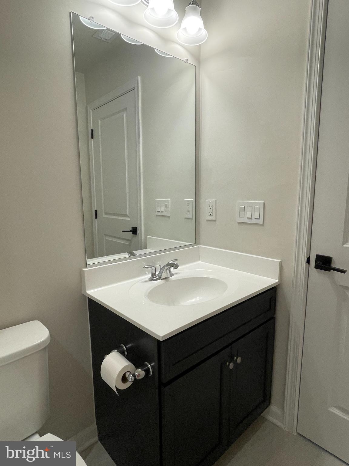 22507 Windsor Locks Square Ashburn, VA 20148 - Photo 32 of 49 22507 Windsor Locks Sq Upper Level Hall Bath