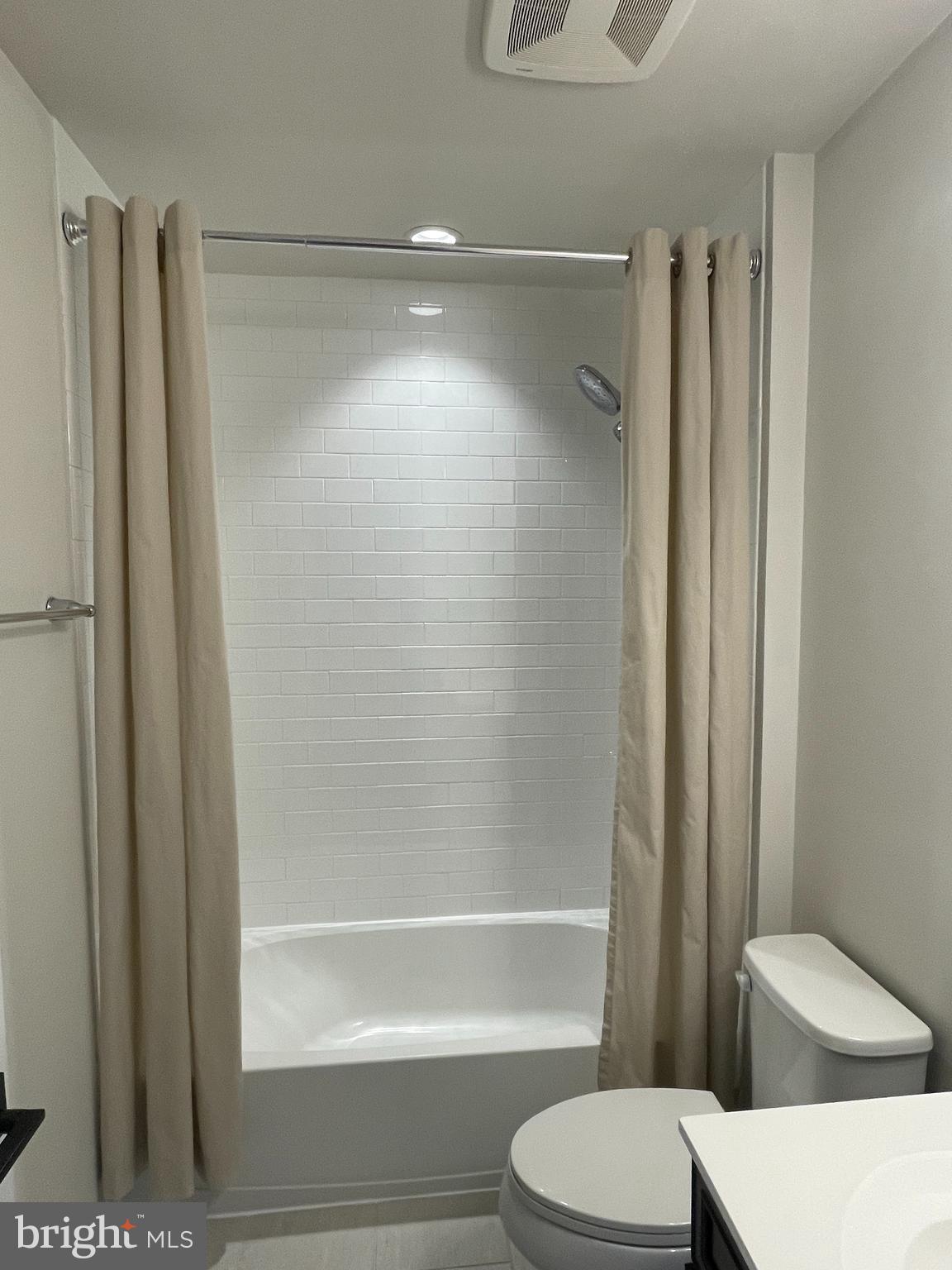 22507 Windsor Locks Square Ashburn, VA 20148 - Photo 33 of 49 22507 Windsor Locks Sq Upper Level Hall Bath