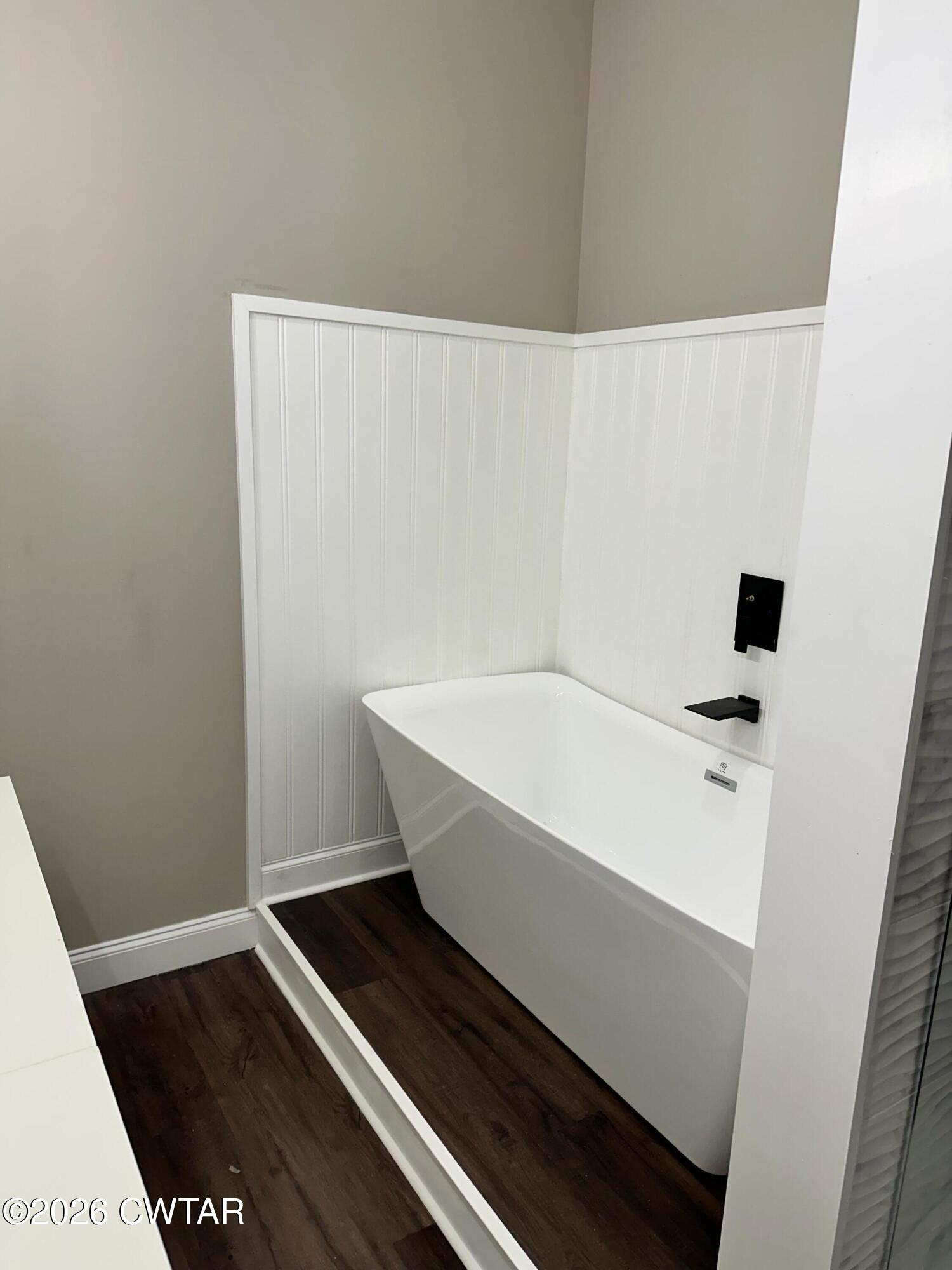 237 Talbot Street Jackson, TN 38301 - Photo 23 of 38 a bathroom with a bathtub
