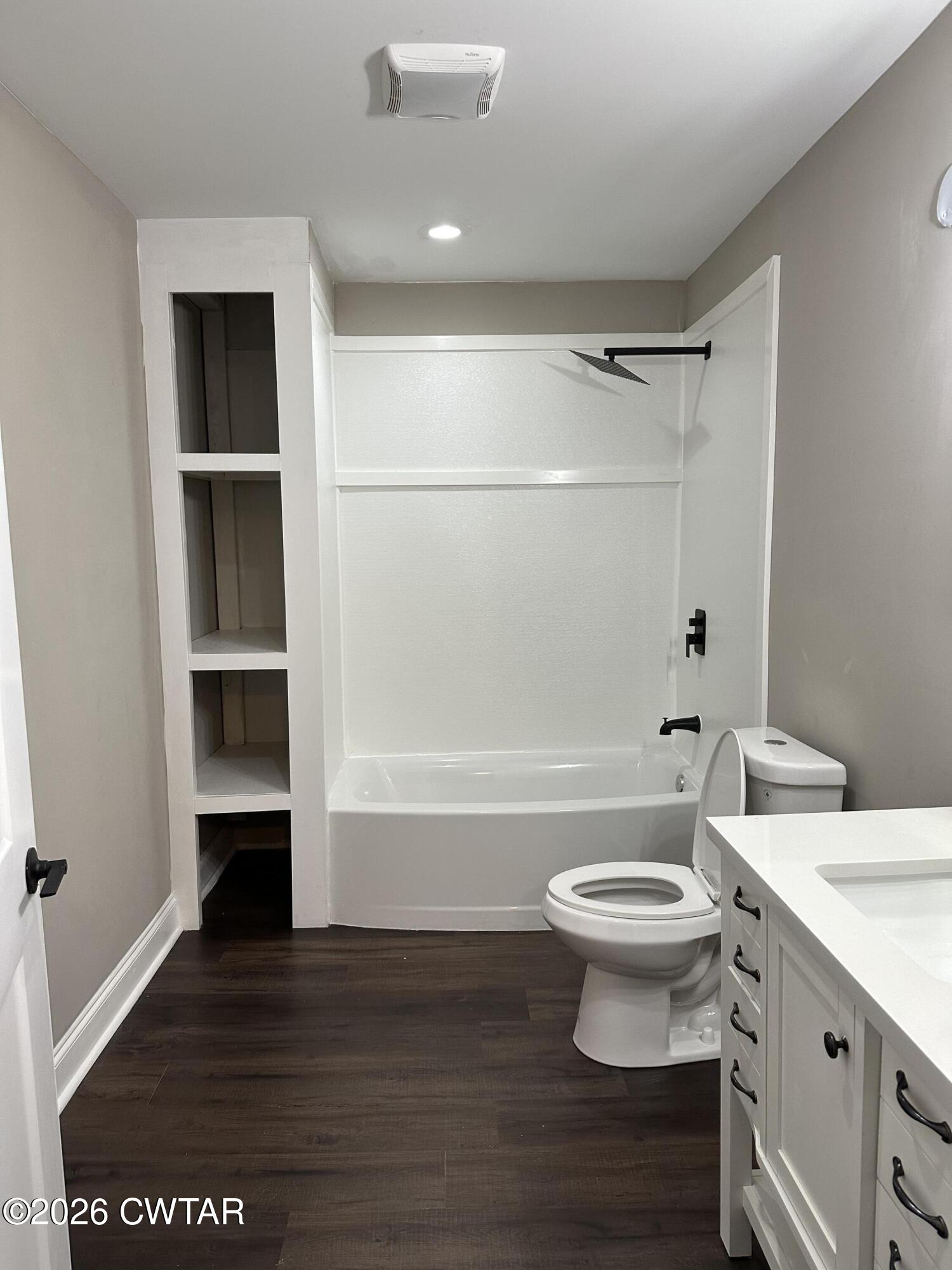237 Talbot Street Jackson, TN 38301 - Photo 26 of 38 a bathroom with a toilet a sink and bathtub