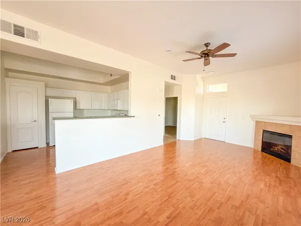 $1,500 | 2305 West Horizon Ridge Parkway, Unit 4013, Henderson, NV 89052
