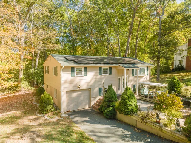 a view of a house with backyard