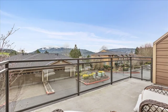 $815,000 | 23300 Southeast Black Nugget Road, Unit D3, Issaquah, WA 98029