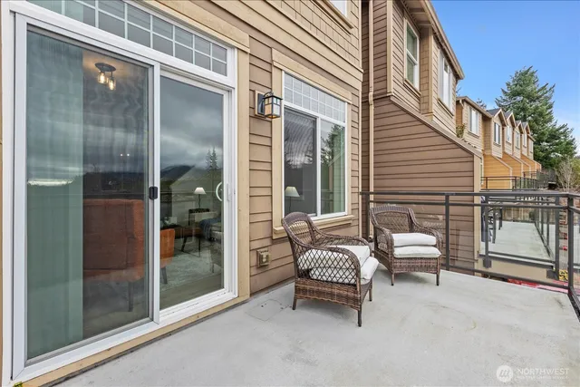 $815,000 | 23300 Southeast Black Nugget Road, Unit D3, Issaquah, WA 98029