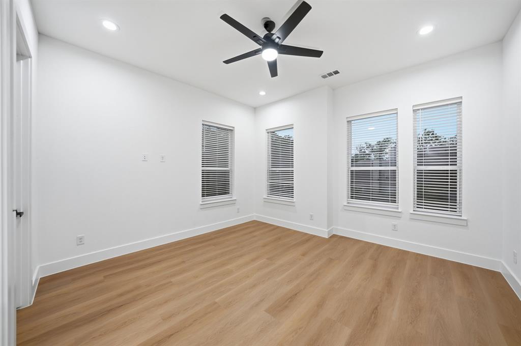 306 East 7th Street Dallas, TX 75203 - Photo 18 of 22 Spacious room with light wood-finish flooring