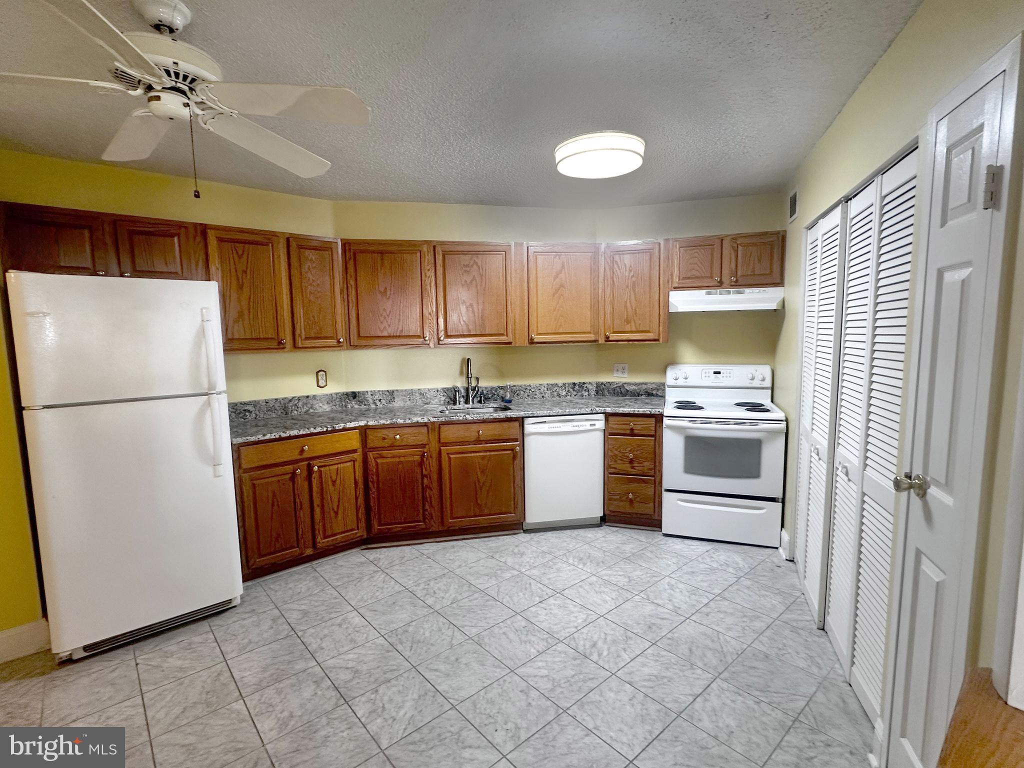 205 East Joppa Road, Unit 1904 Baltimore, MD 21286 - Photo 4 of 12 Kitchen