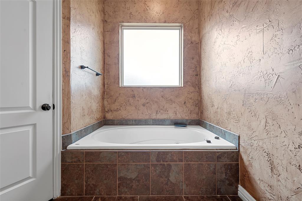 7030 Flagstone Circle Waco, TX 76657 - Photo 21 of 40 a bathroom with a bathtub