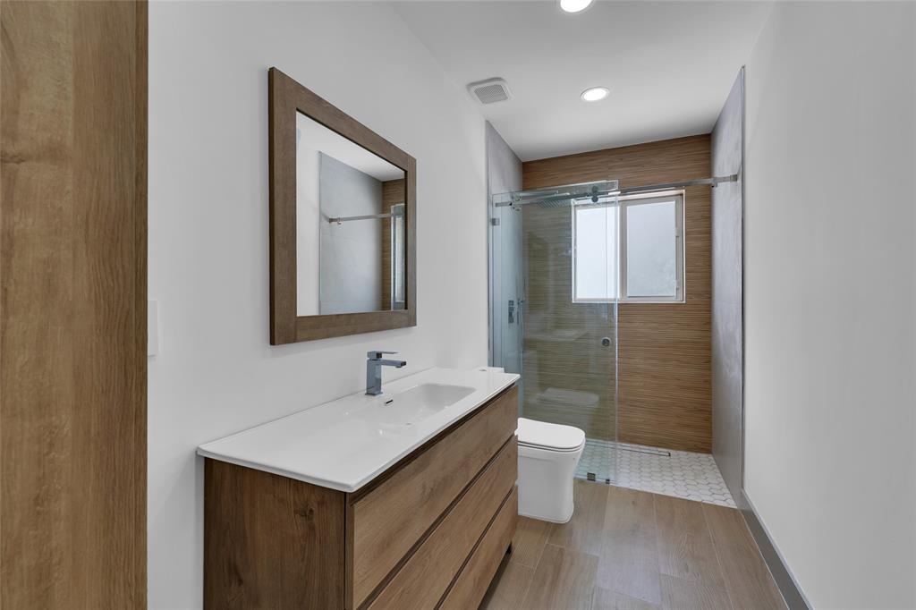 3231 Northeast 27th Terrace Lighthouse Point, FL 33064 - Photo 17 of 41 Guest Bathroom