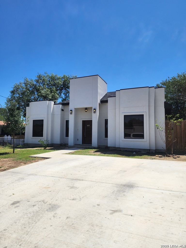 736 Trinity Street Eagle Pass, TX 78852 - Photo 4 of 34