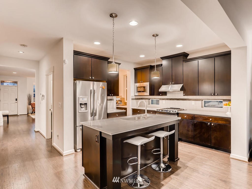 844 Mount Baker Place Northeast Renton, WA 98059 - Photo 5 of 34 Gallery Image 5
