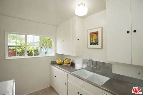 $849,000 | 5482 Village Los Angeles Ca, Los Angeles, CA 90016