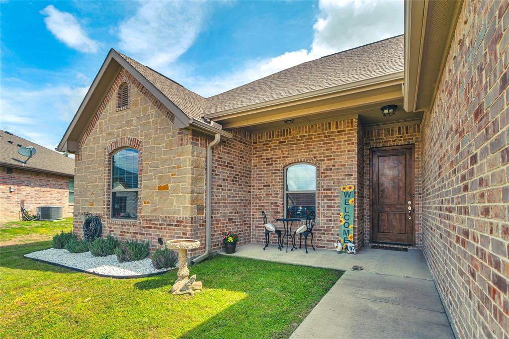 129 Oak Springs Loop Mabank, TX 75147 - Photo 2 of 32