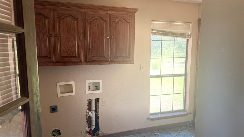 6582 Taylor Road Kaufman, TX 75142 - Photo 14 of 40 a view of an entryway with wooden floor