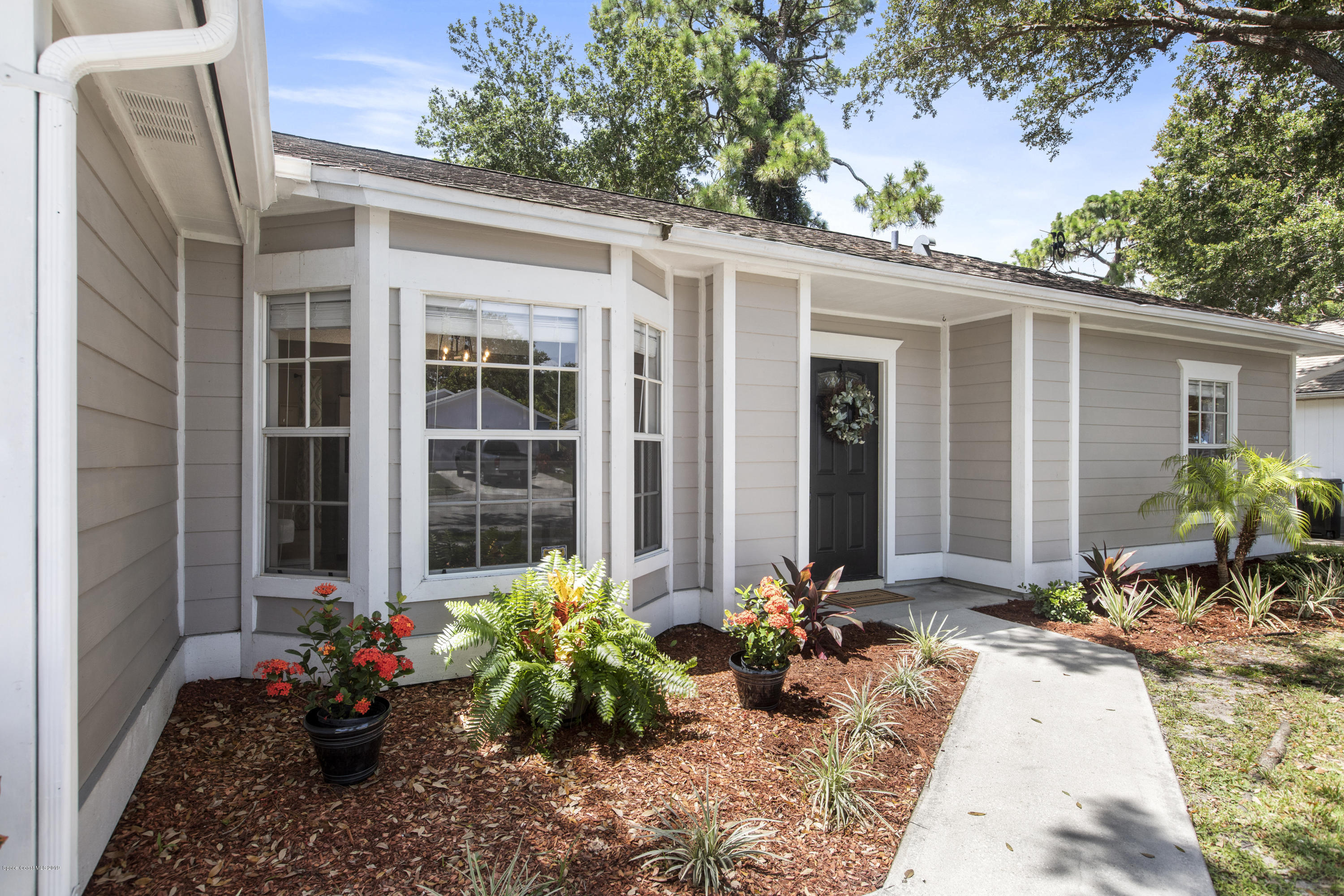 167 Twin Lakes Road Melbourne, FL 32901 - Photo 2 of 29 Landscaped Walkway