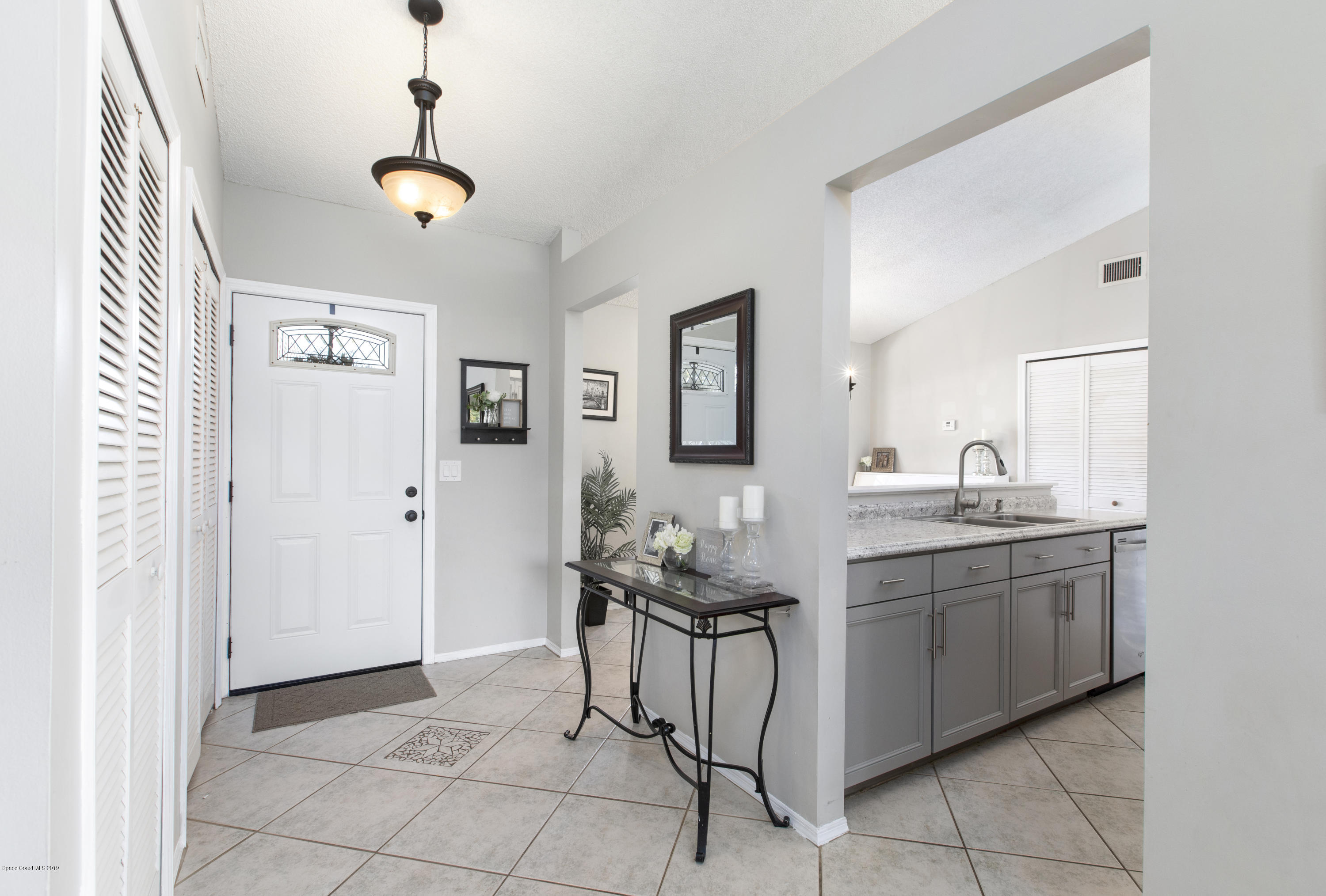 167 Twin Lakes Road Melbourne, FL 32901 - Photo 5 of 29 Entryway