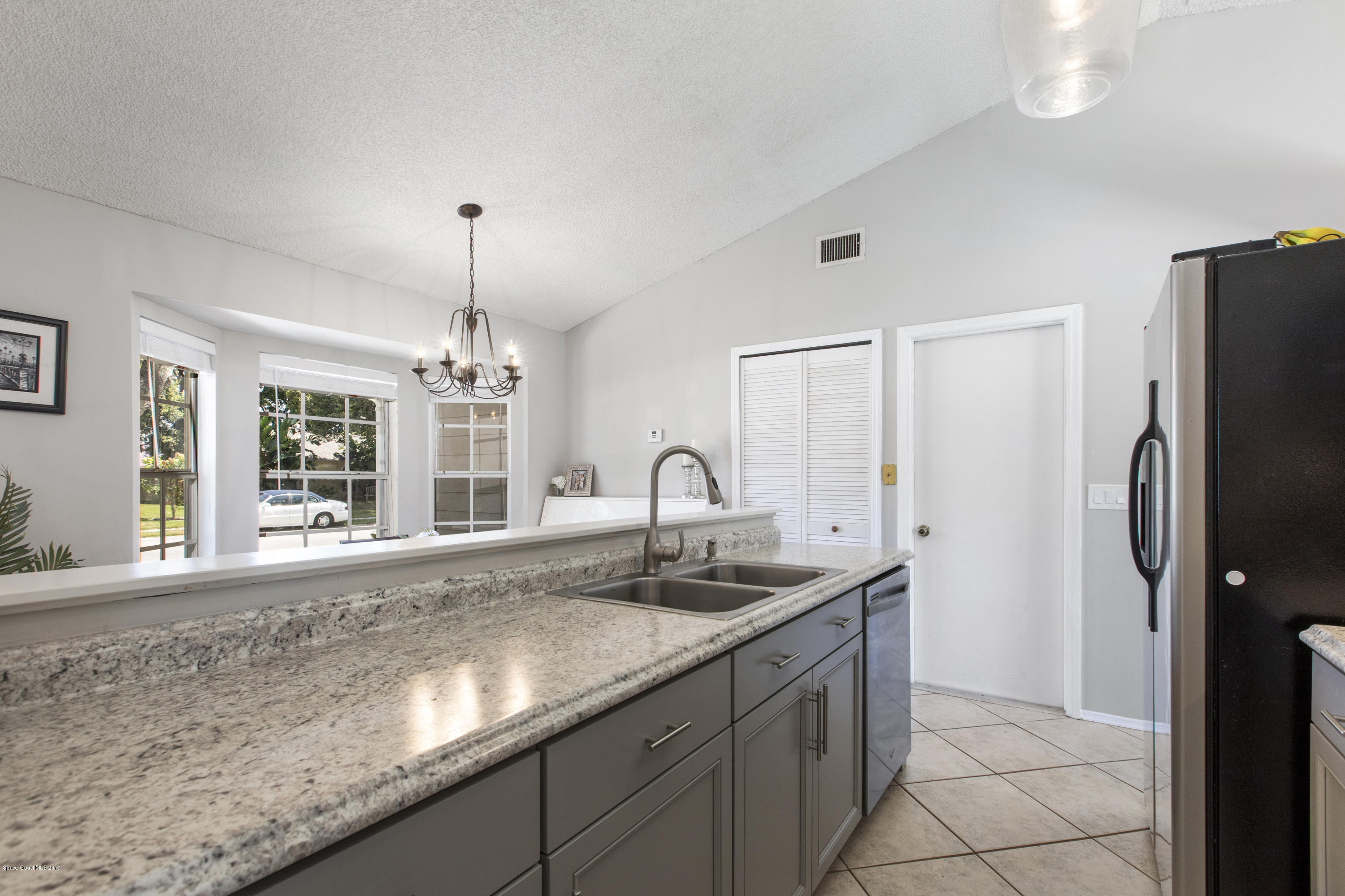 167 Twin Lakes Road Melbourne, FL 32901 - Photo 8 of 29 Ample Counter