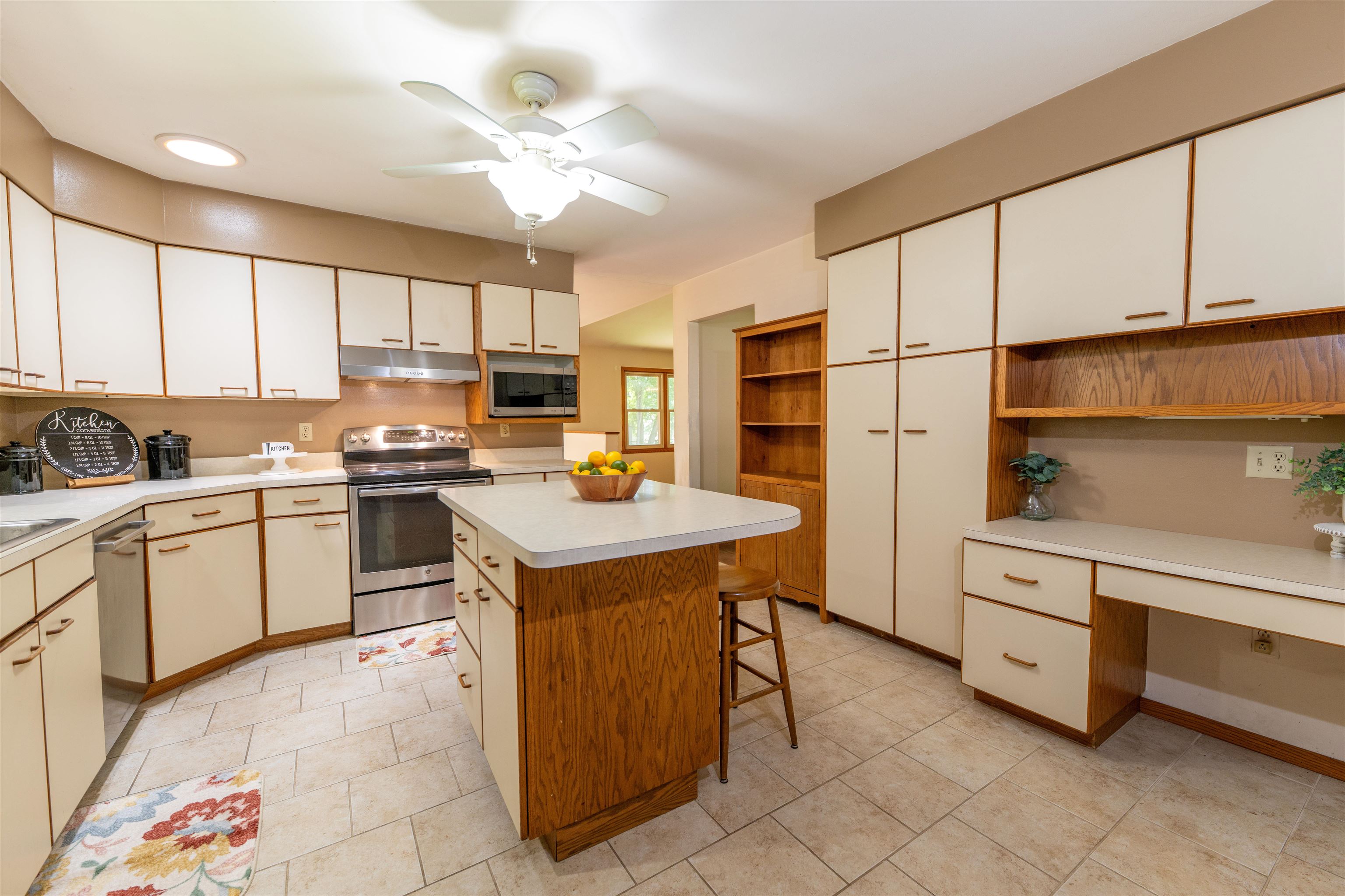 1032 Pilgrim Road Neenah, WI 54956 - Photo 4 of 42