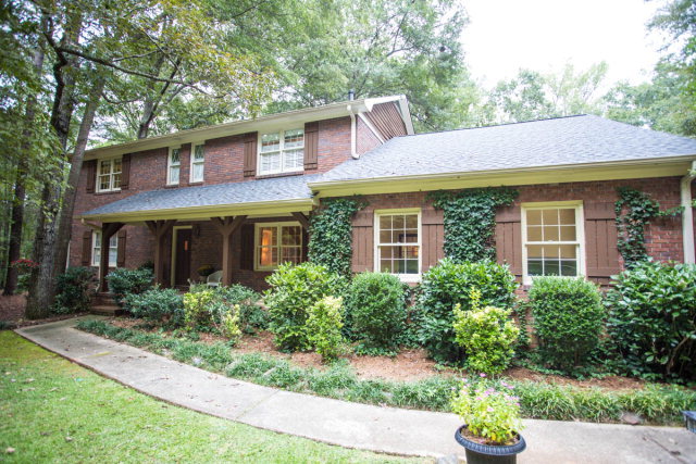 a view of a house with a yard
