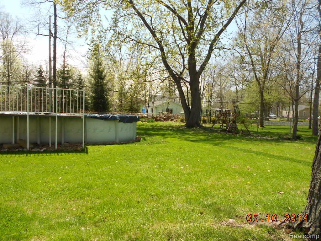 8959 Rucker Road Grosse Ile, MI 48138 - Photo 6 of 26 DSCN2561.jpg