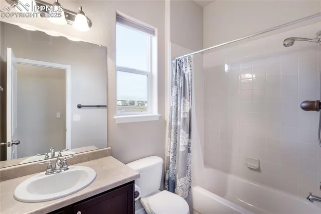 wooden floor in an empty room with a ceiling fan